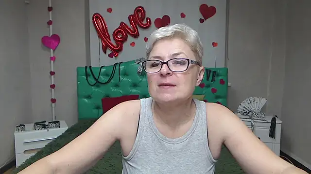 Snapshot of EmiliaGree chatting on November 16, 6:13 pm EmiliaGree online show from November 16, 6:13 pm