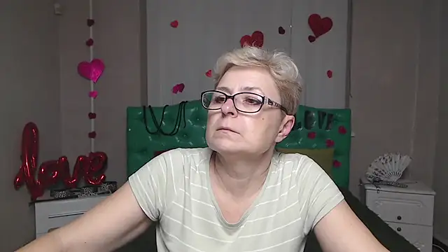 Snapshot of EmiliaGree chatting on December 1, 6:02 pm EmiliaGree online show from December 1, 6:02 pm