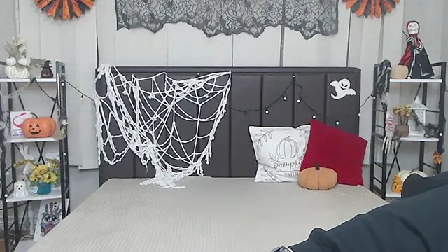 LauraHlot online show from October 23, 5:33 pm