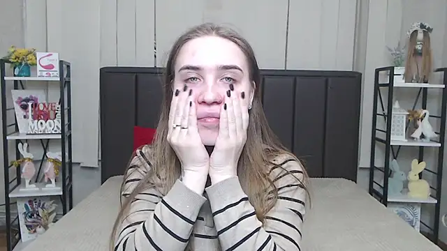 LauraHlot online show from December 5, 6:15 pm