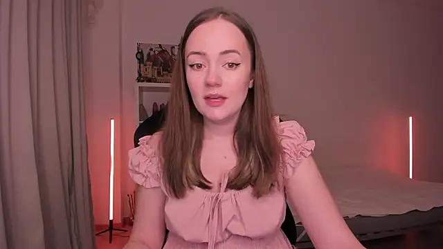 WalkingGirl online show from February 5, 6:15 pm