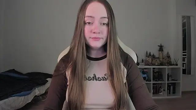 WalkingGirl online show from February 9, 9:30 pm