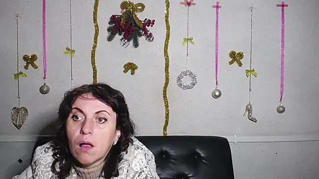 Snapshot of LuciaMii chatting on December 26, 6:01 pm LuciaMii online show from December 26, 6:01 pm