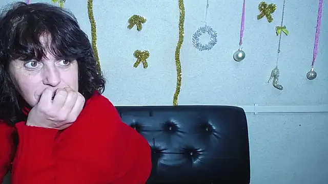 Snapshot of LuciaMii chatting on December 28, 12:15 am LuciaMii online show from December 28, 12:15 am