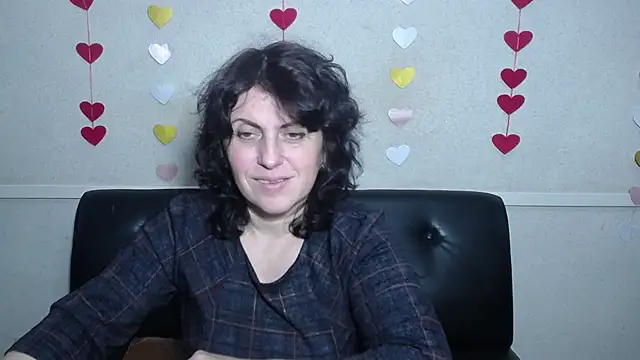 Snapshot of LuciaMii chatting on February 5, 9:04 am LuciaMii online show from February 5, 9:04 am