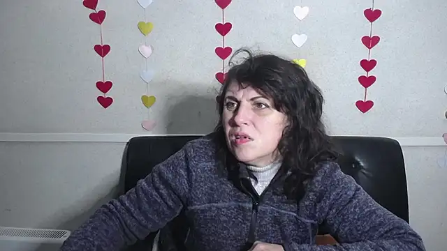 Snapshot of LuciaMii chatting on February 9, 6:01 am LuciaMii online show from February 9, 6:01 am