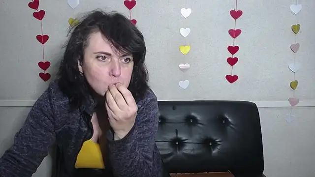 Snapshot of LuciaMii chatting on February 9, 9:16 am LuciaMii online show from February 9, 9:16 am