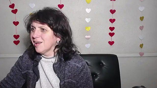Snapshot of LuciaMii chatting on February 12, 12:16 am LuciaMii online show from February 12, 12:16 am