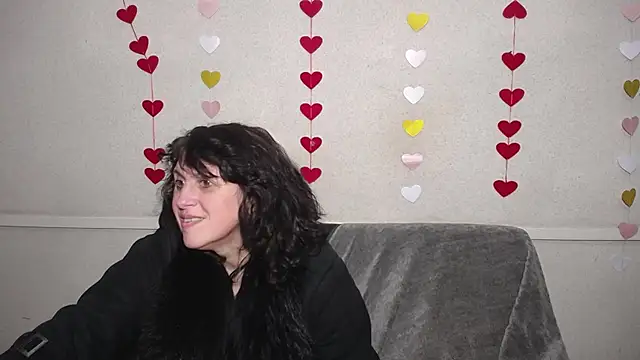 Snapshot of LuciaMii chatting on February 15, 6:02 am LuciaMii online show from February 15, 6:02 am