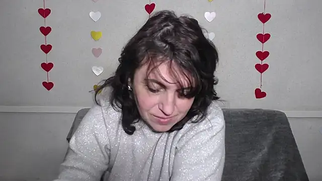 Snapshot of LuciaMii chatting on February 16, 9:15 am LuciaMii online show from February 16, 9:15 am