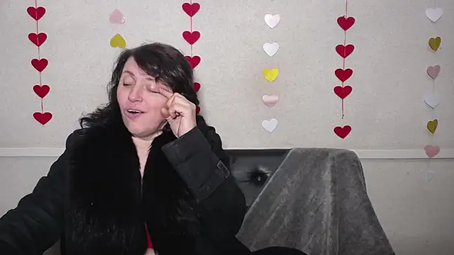 Snapshot of LuciaMii chatting on February 18, 3:31 am LuciaMii online show from February 18, 3:31 am