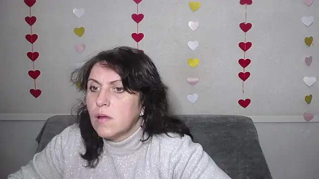 Snapshot of LuciaMii chatting on February 23, 5:56 am LuciaMii online show from February 23, 5:56 am