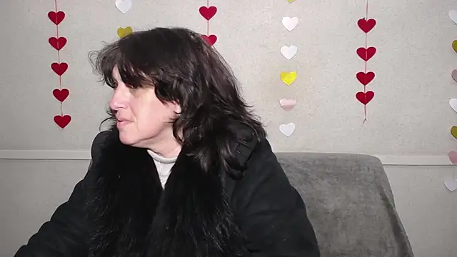 Snapshot of LuciaMii chatting on February 28, 1:47 am LuciaMii online show from February 28, 1:47 am