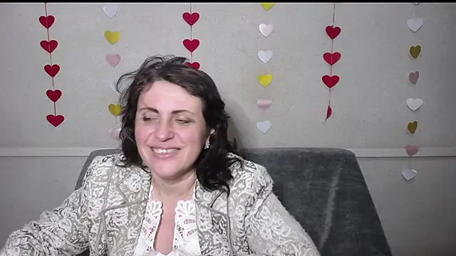 Snapshot of LuciaMii chatting on March 4, 12:39 am LuciaMii online show from March 4, 12:39 am