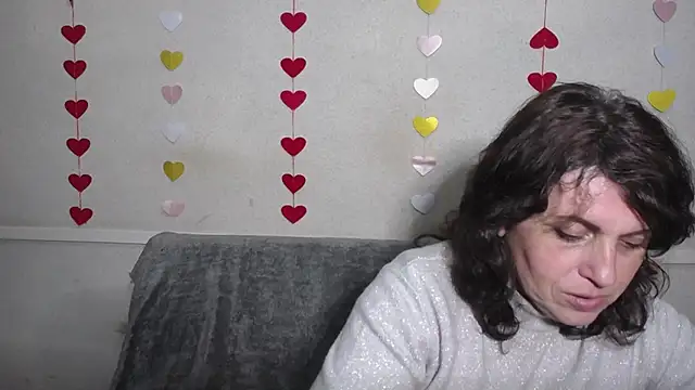Snapshot of LuciaMii chatting on March 6, 6:16 pm LuciaMii online show from March 6, 6:16 pm