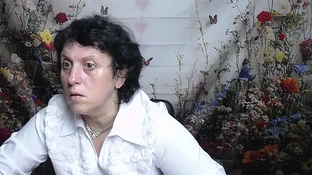 Snapshot of LuciaMii chatting on September 16, 5:08 am LuciaMii online show from September 16, 5:08 am