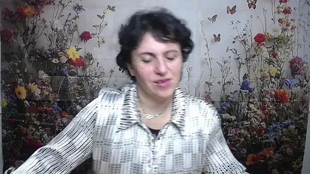 Snapshot of LuciaMii chatting on September 22, 5:09 am LuciaMii online show from September 22, 5:09 am