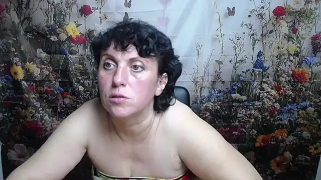 Snapshot of LuciaMii chatting on October 6, 4:59 pm LuciaMii online show from October 6, 4:59 pm