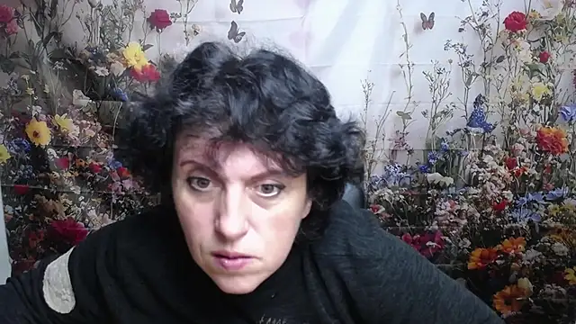 Snapshot of LuciaMii chatting on October 10, 5:06 am LuciaMii online show from October 10, 5:06 am
