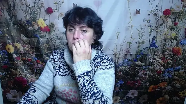 Snapshot of LuciaMii chatting on October 15, 5:13 pm LuciaMii online show from October 15, 5:13 pm