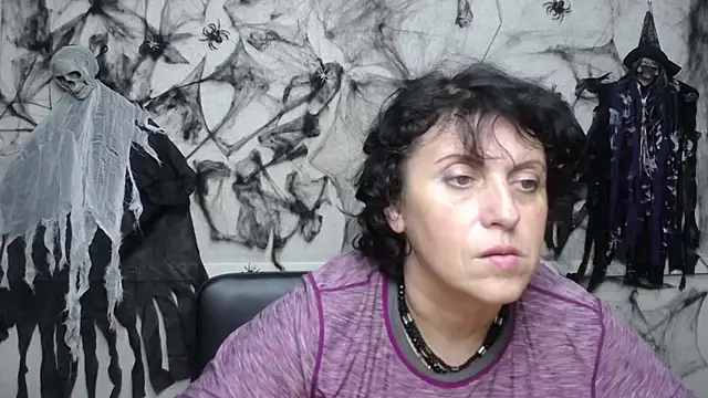 Snapshot of LuciaMii chatting on October 19, 5:02 pm LuciaMii online show from October 19, 5:02 pm