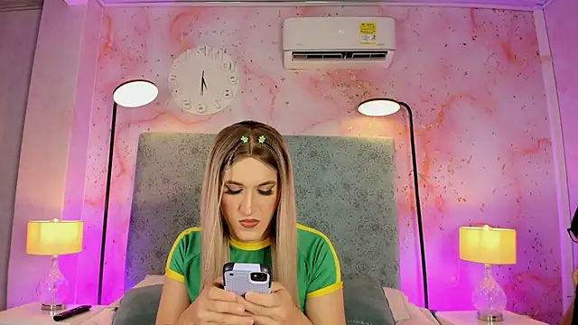 Snapshot of JESSI_NAOMI chatting on November 7, 12:32 am JESSI NAOMI online show from November 7, 12:32 am