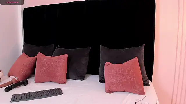 Snapshot of ariel_jonees chatting on October 6, 5:32 pm ariel jonees online show from October 6, 5:32 pm