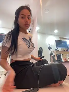 Snapshot of ariel_jonees chatting on October 28, 4:42 pm ariel jonees online show from October 28, 4:42 pm