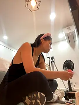 Snapshot of ariel_jonees chatting on November 26, 4:19 pm ariel jonees online show from November 26, 4:19 pm