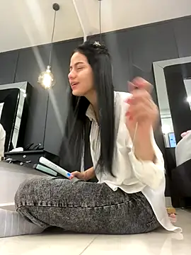 Snapshot of ariel_jonees chatting on December 15, 3:05 pm ariel jonees online show from December 15, 3:05 pm