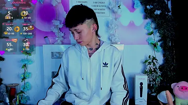 Snapshot of juniior_2311_ chatting on January 28, 10:23 pm juniior 2311  online show from January 28, 10:23 pm