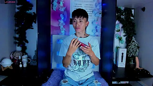 Snapshot of juniior_2311_ chatting on February 6, 12:22 am juniior 2311  online show from February 6, 12:22 am