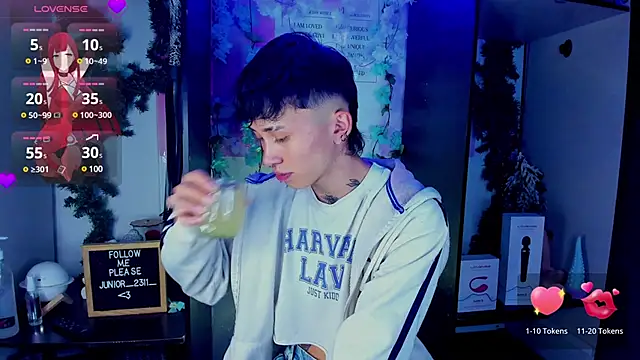 Snapshot of juniior_2311_ chatting on March 7, 11:38 pm juniior 2311  online show from March 7, 11:38 pm