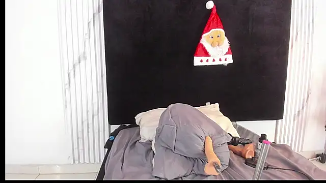 melaniecooperr online show from December 16, 9:09 pm