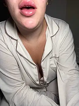 Snapshot of lilylush24 chatting on February 23, 3:24 am lilylush24 online show from February 23, 3:24 am