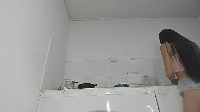 Snapshot of Sophie_sweett19 chatting on December 16, 3:40 am Sophie sweett19 online show from December 16, 3:40 am