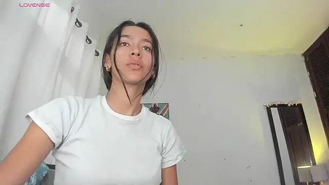 Snapshot of Sophie_sweett19 chatting on October 10, 8:19 pm Sophie sweett19 online show from October 10, 8:19 pm