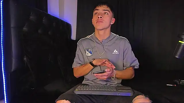 Snapshot of James1lee_ chatting on December 9, 2:45 am James1lee  online show from December 9, 2:45 am