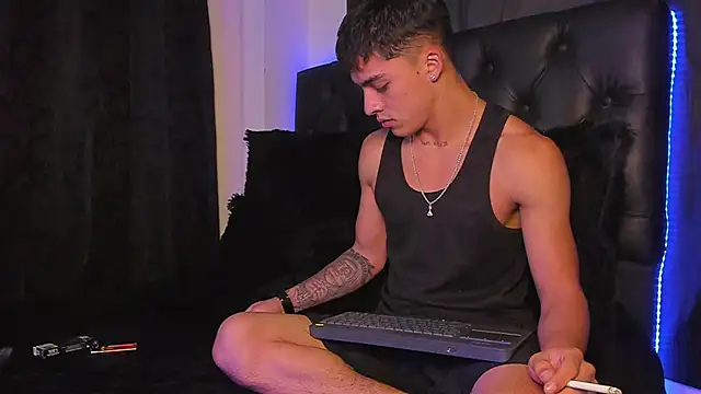 Snapshot of James1lee_ chatting on December 16, 2:36 am James1lee  online show from December 16, 2:36 am