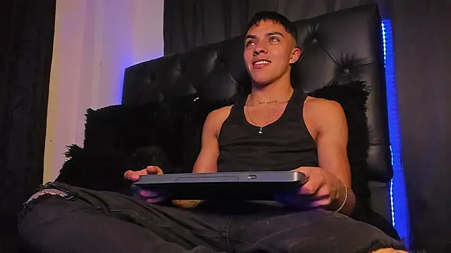 Snapshot of James1lee_ chatting on December 24, 2:54 am James1lee  online show from December 24, 2:54 am