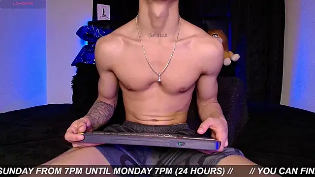 Snapshot of James1lee_ chatting on July 4, 5:02 am James1lee online show from July 4, 5:02 am