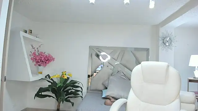 kendaall jenner  online show from February 1, 10:37 am