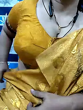 Snapshot of bhuvana555 chatting on December 17, 3:39 am bhuvana555 online show from December 17, 3:39 am