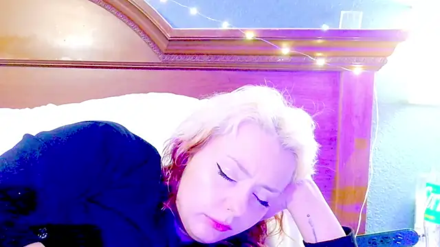 Snapshot of SkarlettRose96 chatting on April 23, 12:45 am SkarlettRose96 online show from April 23, 12:45 am