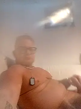 Snapshot of swingr chatting on December 6, 12:23 am swingr online show from December 6, 12:23 am