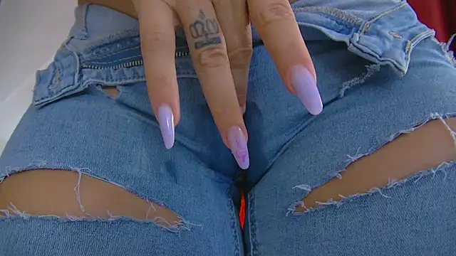 Snapshot of Foxxxy_MILF chatting on November 14, 5:06 am Foxxxy MILF online show from November 14, 5:06 am