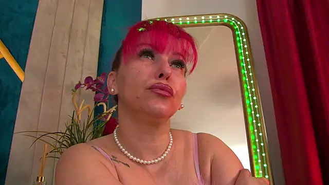 Snapshot of Foxxxy_MILF chatting on May 7, 3:45 am Foxxxy MILF online show from May 7, 3:45 am