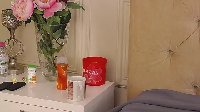 SarahLynz online show from March 7, 4:11 pm