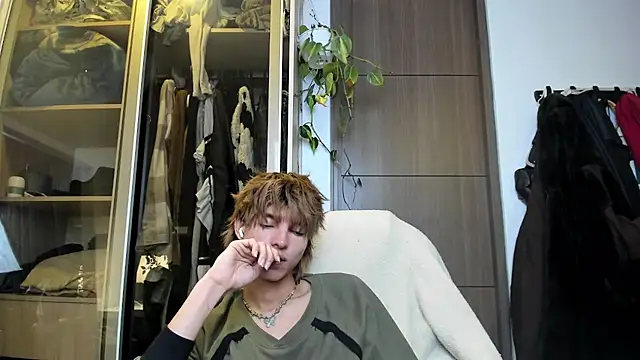 Snapshot of santy-kitty chatting on February 19, 3:17 am santy-kitty online show from February 19, 3:17 am