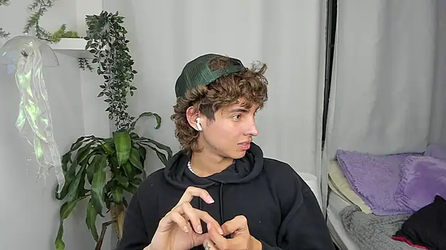 santy-kitty online show from December 18, 3:45 am